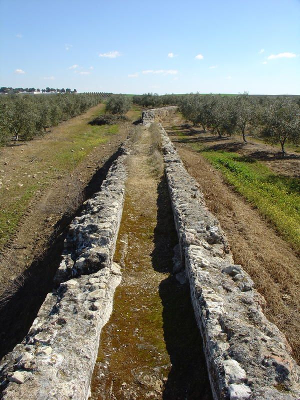 Acueducto romano de Itálica a su paso por el término de Olivares