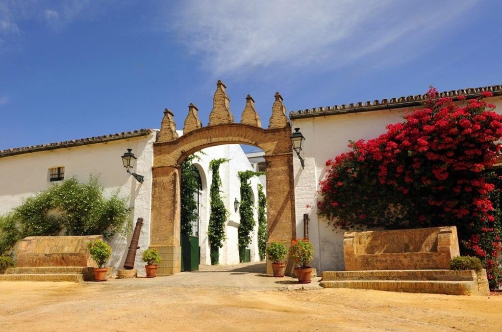 Vista exterior de Bodegas Góngora en Villanueva del Ariscal