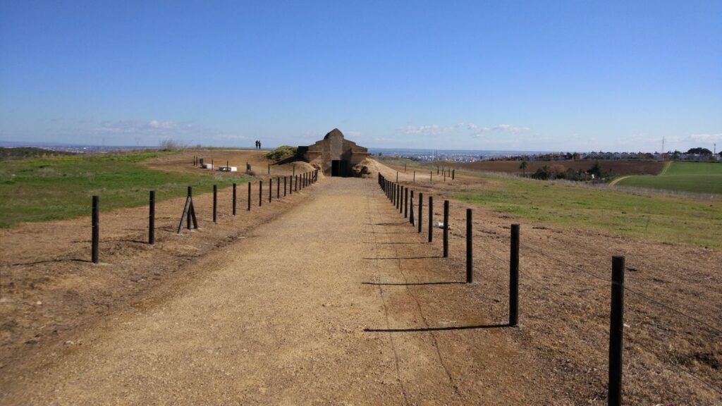 vista panorámica del dolmen de la pastora en Valencina de la Concepción. Ruta de los dólmenes