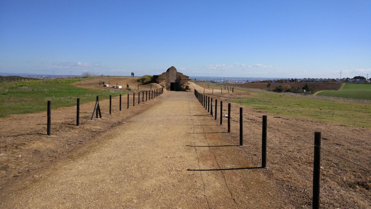 vista panorámica del dolmen de la pastora, uno de los dólmenes de Valencina de la Concepción. Ruta de los dólmenes