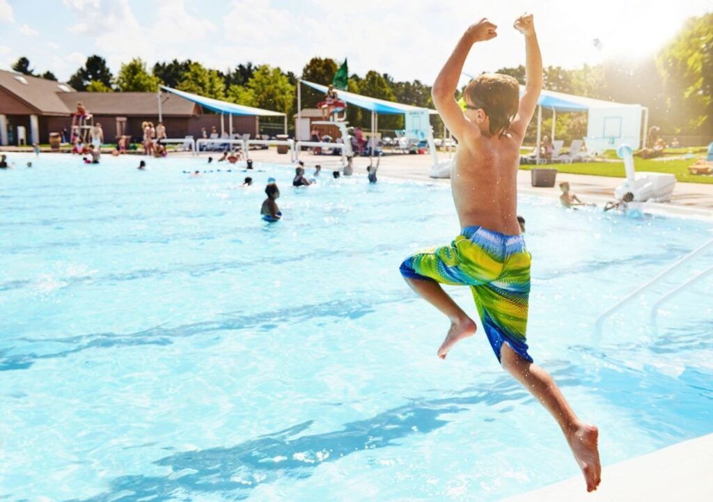 Niño disfrutando de las piscinas en el Aljarafe