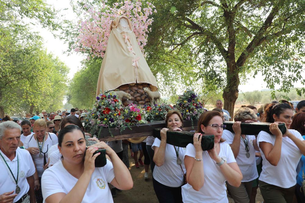 hermanas de la hermandad de Cuatrovitas portan a la Virgen