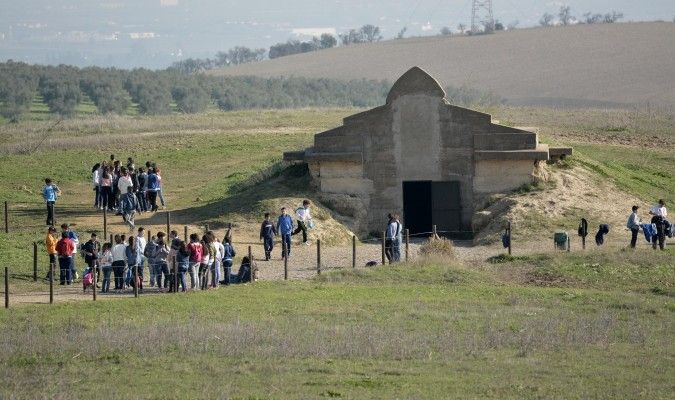 Vista exterior de uno de los dólmenes de valencina que se visirta en la ruta de los dólmenes